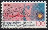En 1990, depuis combien d'annes existait l'association des femmes au foyer en Allemagne, comme on peut le voir sur ce timbre d'Allemagne ?