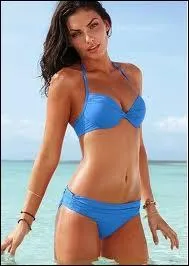 A propos de bikini, parlons vtements, dans quoi ce mini deux-pices 'allumeur' fut-il commercialis pour son lancement ?