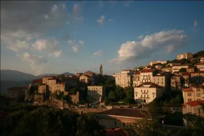 Un panorama de la sous-prfecture du dpartement de Corse-du-Sud qui domine la valle du Rizzanese de ses hautes maisons de granit gris. Vous vous trouvez  :