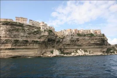 Bonifacio : la maison la plus au bord a vu natre une actrice franaise, laquelle ?