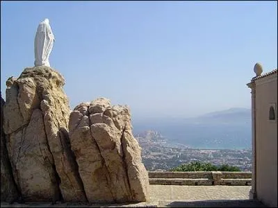 Superbe vue pour cette statue de la Vierge ! Nous sommes dans la baie de :
