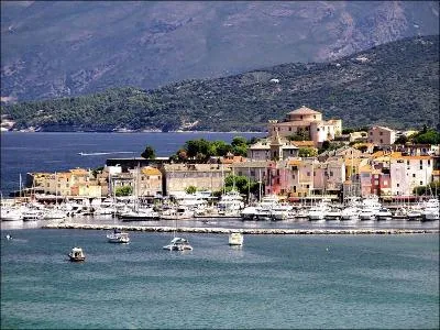 Un petit tour par le 'Saint-Tropez' local, vous tes  :