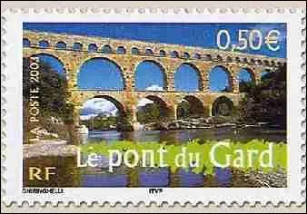 Quelle est la hauteur du pont du Gard visible sur ce timbre de France ?