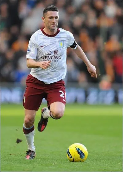 Il fait pareil, il pousse une balle !