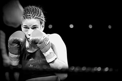 Il peut vous frapper du poing et du pied !