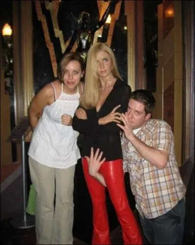 Il se permet des privauts avec l'ennemie de cet animal  l'aspect humain !