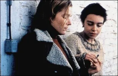 Deux jeunes femmes vont d'aventures en aventures, l'une  la recherche de la vie, l'autre dans une qute difficile du bonheur.