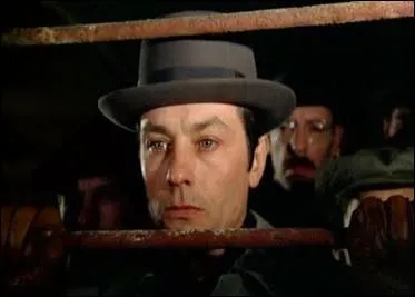 En 1942  Paris, un Alsacien fait des affaires en rachetant en dessous de leur prix rel des objets d'art  des Juifs en difficult.