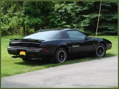 S'il est une série où le véhicule est un personnage à part entière, c'est bien ''K 2000'' la Pontiac Firebird... Comment l'appelle Michael Knight (David Hasselhoff) ?