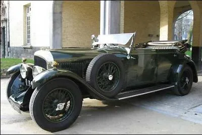 Dans ''Chapeau melon et bottes de cuir'', vous verriez bien John Steed au volant d'une ------------------.