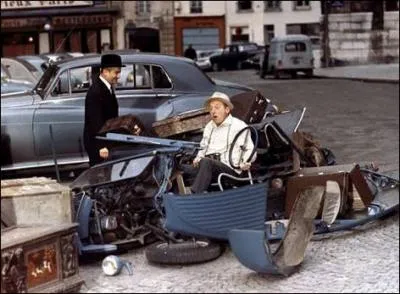 Dans ''Le Corniaud'' , Louis de Funès avec sa Bentley explose dans une scène d'anthologie la voiture de Bourvil ! Ce dernier sort indemne de l'accident avec à la main le volant de sa ----------.