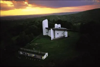 Cet difice religieux du Corbusier se nomme ... .