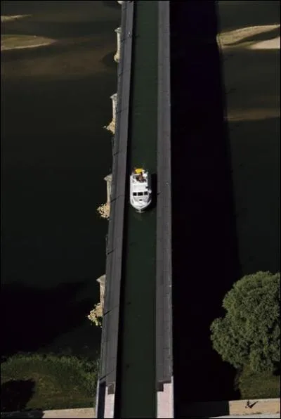 Ce pont canal se trouve  ... .