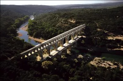 Cet difice romain se trouve dans ... .