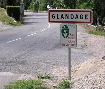 Les habitants de Glandage, dans la Drme, sont appels les Glandouilleurs.