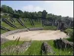 Quelle est cette ville capitale de la Gaule aquitaine, qui a conserv un amphithtre, dont il reste les fondations, l'arne et quelques gradins ?