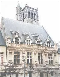 L'htel des crneaux sert de conservatoire  Orlans. Qui dit conservatoire dit...