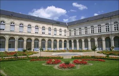 La cour intrieure de l'hpital porte ... Pour terminer la phrase, il va juste falloir me donner le titre d'une chanson de Jacques Brel.