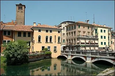 Ceci est une photo de la ville italienne jumele  la ville d'Orlans. Quelle est cette ville ? Un petit indice, c'est aussi le nom d'une salade rouge.