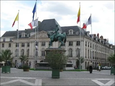 La Place du Martroi d'Orlans. Avec la statue de Jeanne d'Arc, comment appelle-t-on ce type de statue ?