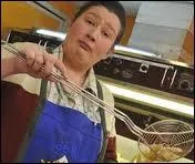 La vie du quartier est vue au travers du commerce de cette vendeuse de frites. De quelle srie  sketches belge s'agit-il ?