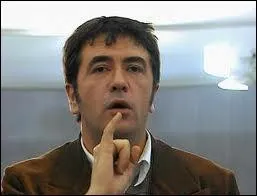 Lui, il utilise un autre doigt pour importuner avec humour les gens dans la rue. Tout le monde a reconnu...