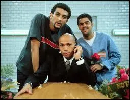 Comment s'appelle Ramzy Bedia, le brancardier devenu barman, dans la srie culte  H  ?