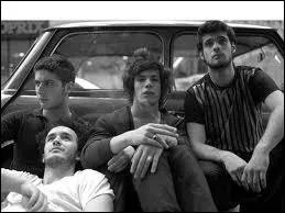 Dans la vrai vie quel est le nom du groupe de Jeremy kapone ?