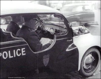 Et oui ! Jusqu'en 1982 les voitures de police sont noires et blanches. Comme tous les vhicules de police de l'poque, cette 4 cv aux portires chancres de 1947 est appelle...
