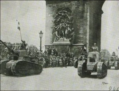 1919, le  Victorieux  char FT17  moteur Renault dfile sur les Champs Elyses. Mais Renault est plus connu pour ses...