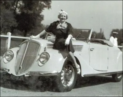 1935, La belle poque, o les femmes et les voitures rivalisent d'lgance et de bon got... . Enfin, il parat... En tout cas cette magnifique voiture est une...