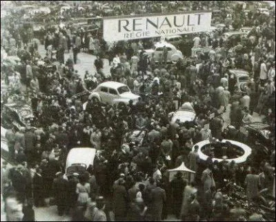 Aprs une priode trouble, la Socit des Automobiles Renault est nationalise en 1945, elle devient...