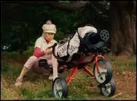 Quel ennemi Johnny English croit-il toujours avoir ?