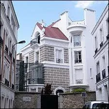 Saviez-vous que la maison de Montmartre (rue d'Orchampt) achete par la chanteuse Dalida dans les annes 60, avait t habite par