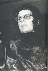 Son prnom est chant par ... .