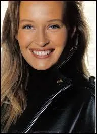 Son prnom est chant par ... .