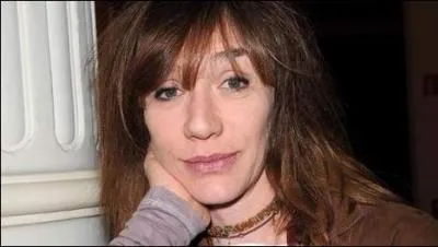 Son pr�nom est chant� par ... .