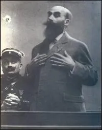 Son pr�nom est chant� par ... .