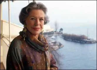 Son pr�nom est chant� par ... .