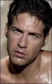 Quel est le nom de ce mannequin ?