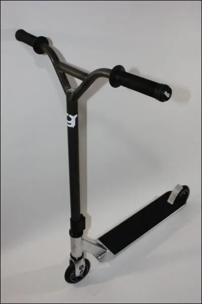 Sur cette image quelle est la marque de la trottinette ?