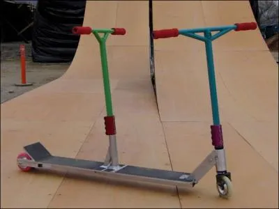 Quelle est la marque de cette trottinette double ?