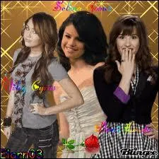 Qui chante  Hit The Lights  ?