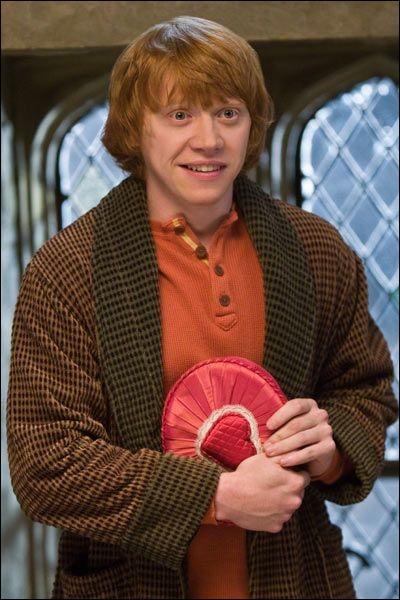 Avec qui Ron sort-il dans Harry Potter et le prince de Sang-Ml ?