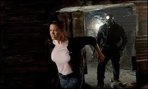 Dans quel film cette fille se fait-elle courser dans les mines par le minier fou ?