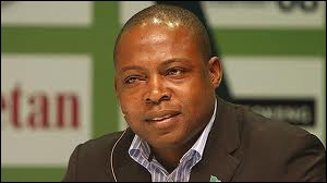 Né en 1963, il est considéré comme le plus grand footballeur zambien de tous les temps.