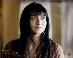 Qui joue Emily Young ?