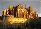 La cathdrale St-Etienne de Metz, construite en 1220 en pierre de Jaumont, est clbre pour ses vitraux gigantesques. Quel peintre a excut un somptueux vitrail Adam et Eve ?