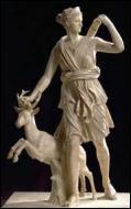 Quel est le nom de la fille que Zeus a eu avec la Titanide Léto ? Ses principaux attributs sont la biche, l'arc, le croissant de Lune, le carquois, les flèches d'argent...