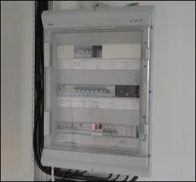 Qui délivre l'attestation de conformité pour une installation électrique domestique ?